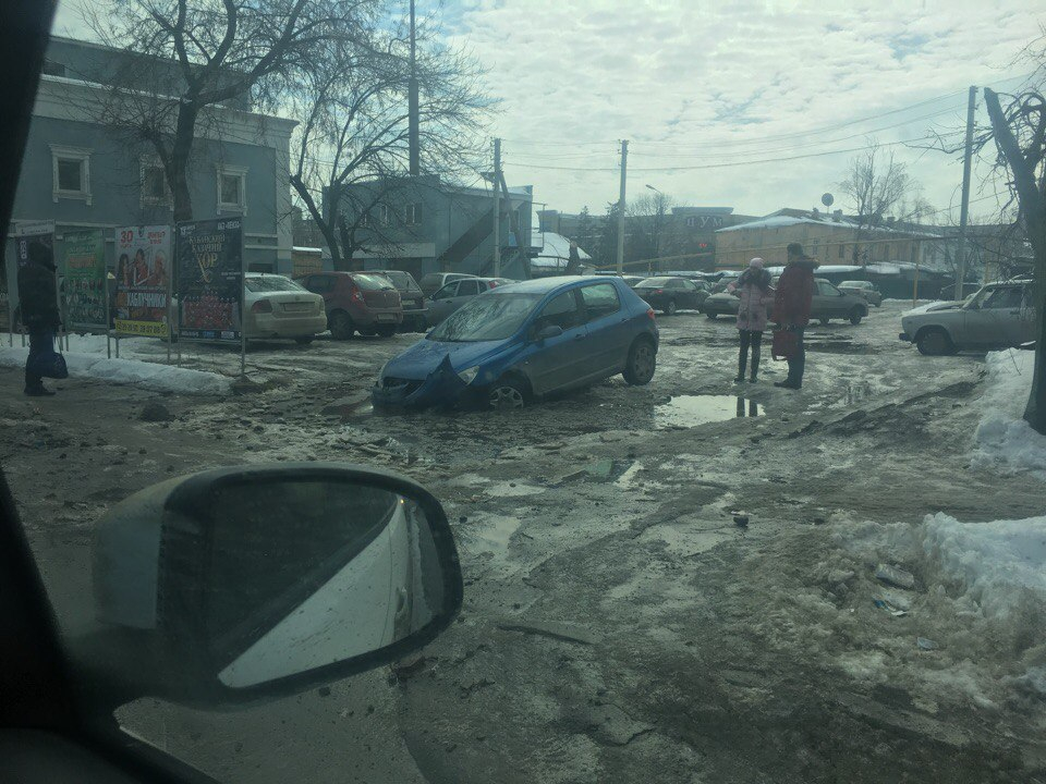 В Пензе на улице Суворова машина провалилась под асфальт