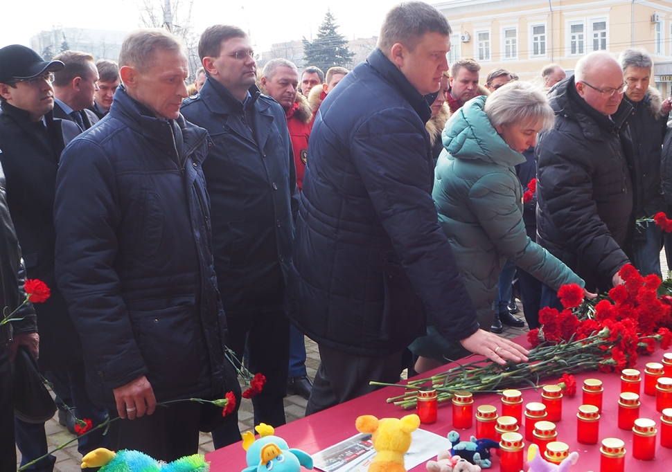 В Пензе почтили память жертв пожара в Кемерове