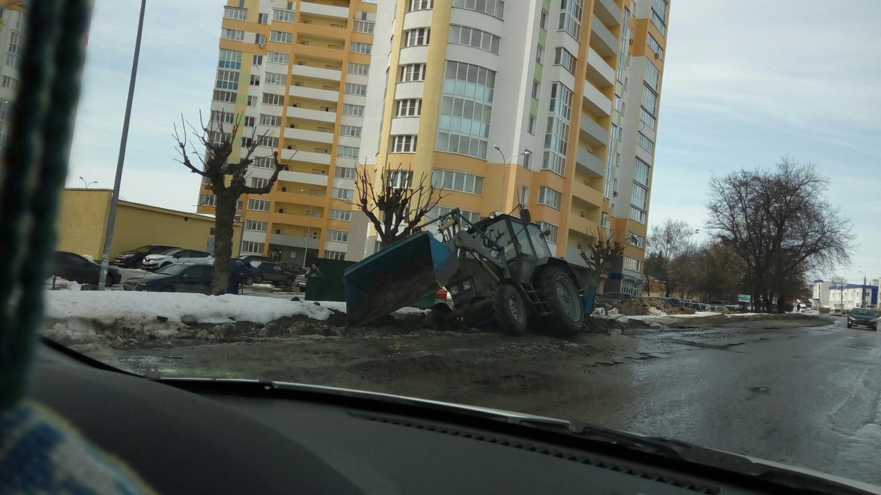 В районе Тамбовской заставы трактор провалился в яму на обочине 3 апреля