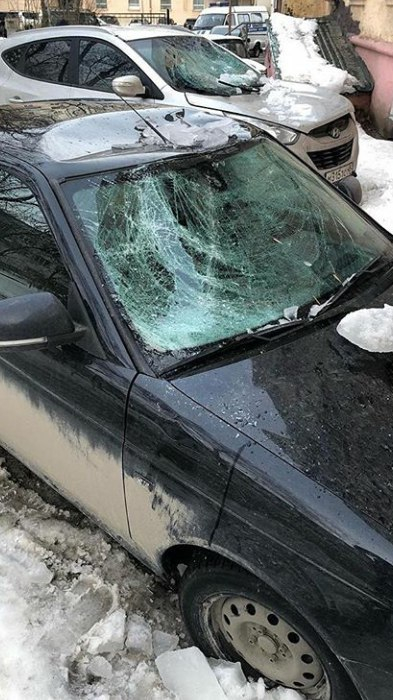 Боясь повредить машины, работники пензенской "управляйки" не сбрасывают снег с крыш