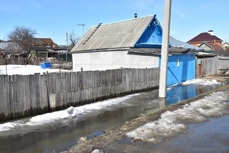 Пензенские пожарные откачивают воду из затопленного дома на улице Громова
