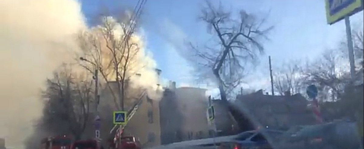 В Пензе горит расселенный дом на пересечении Володарского и Кураева