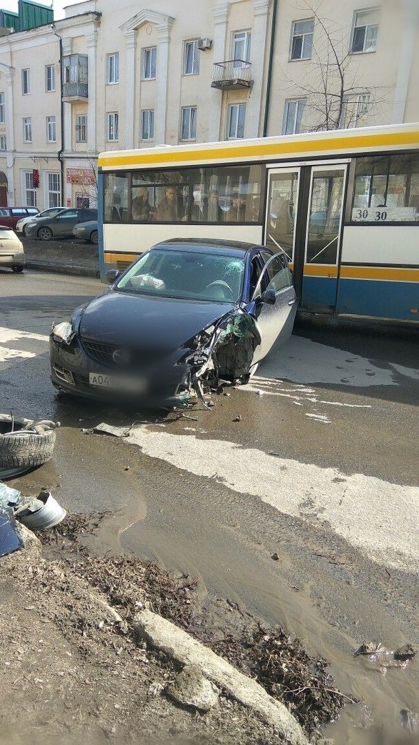 В Пензе на улице Лермонтова Mazda столкнулась с Volkswagen и въехала в столб