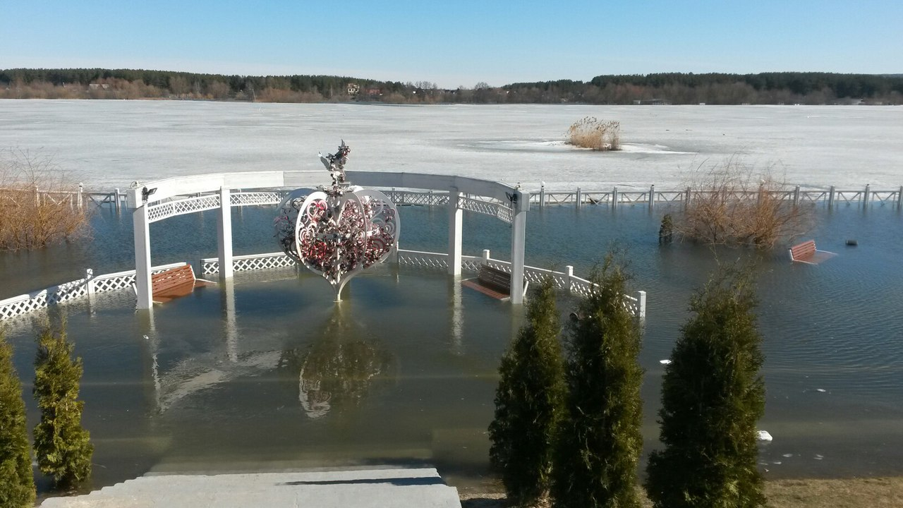 В селе Засечном беседки и набережная ушли под воду (фото)