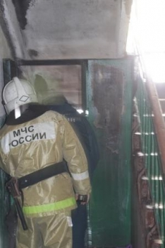 На улице Пролетарской двоих людей эвакуировали из горящей квартиры