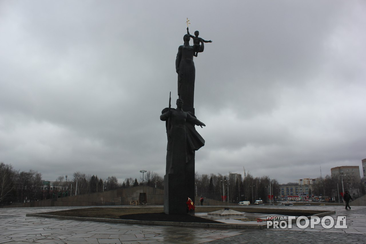 Пензенцы отказываются переносить стелу "Слава героям" к монументу Воинской и трудовой славы