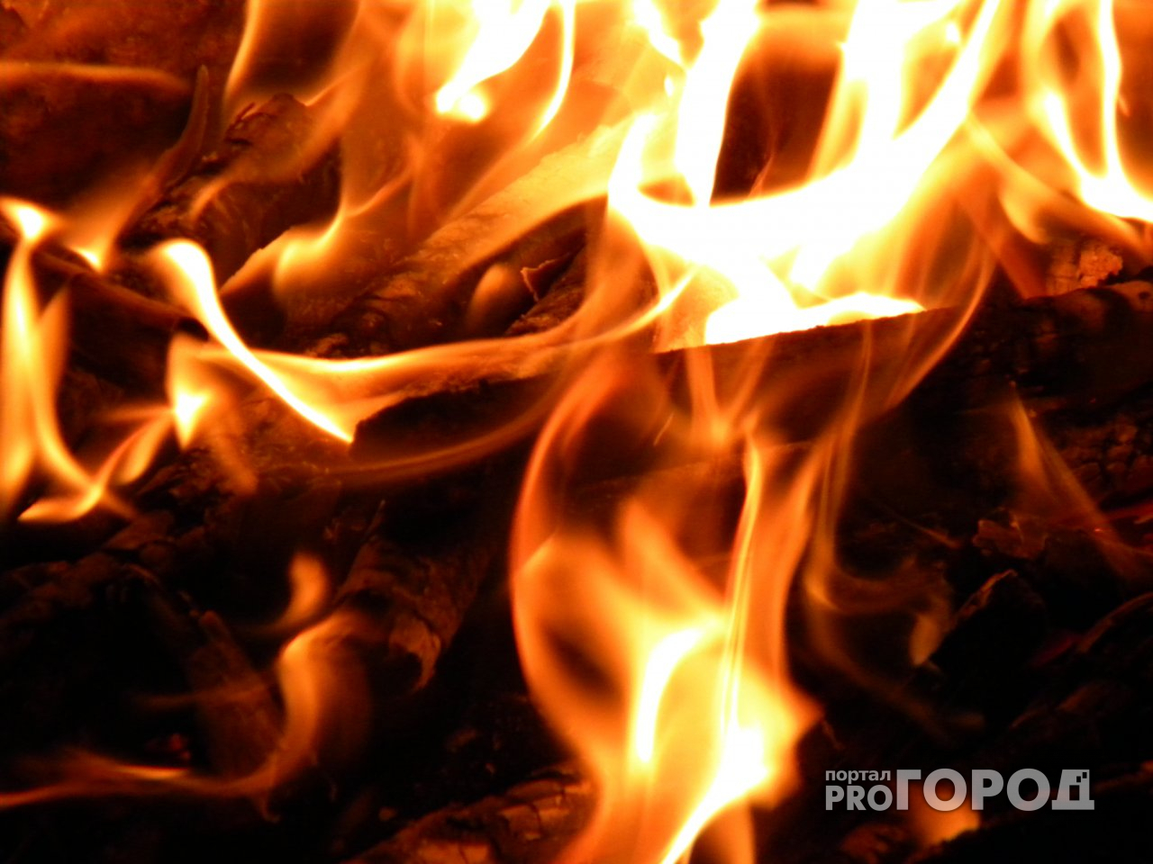 Ночью на Карпинского пожарные нашли труп мужчины в горящем автомобиле