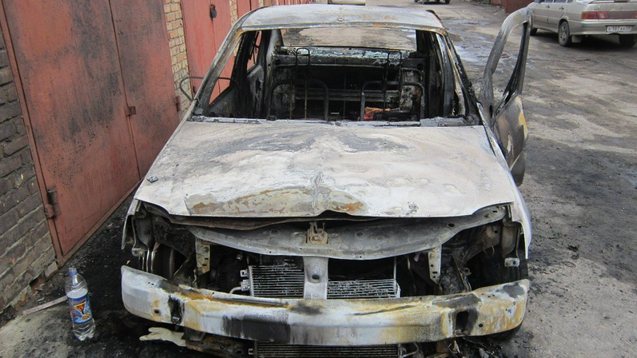 Ночью на Карпинского пожарные нашли труп мужчины в горящем автомобиле. Фото