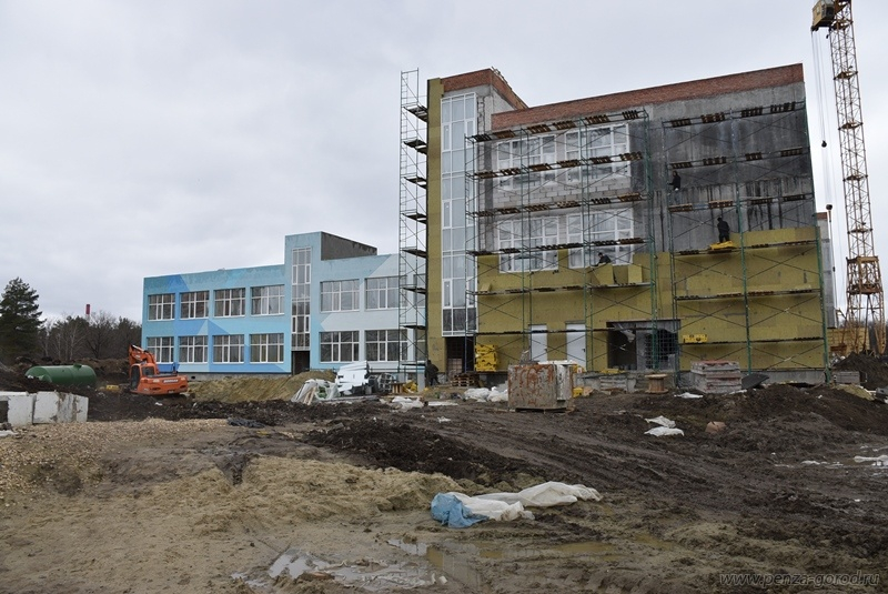 Виктор Кувайцев не оценил цвет фасада школы на Шуисте