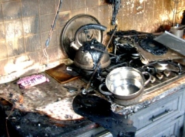 На улице Лобачевского 11 человек тушили загоревшуюся кухню (видео)