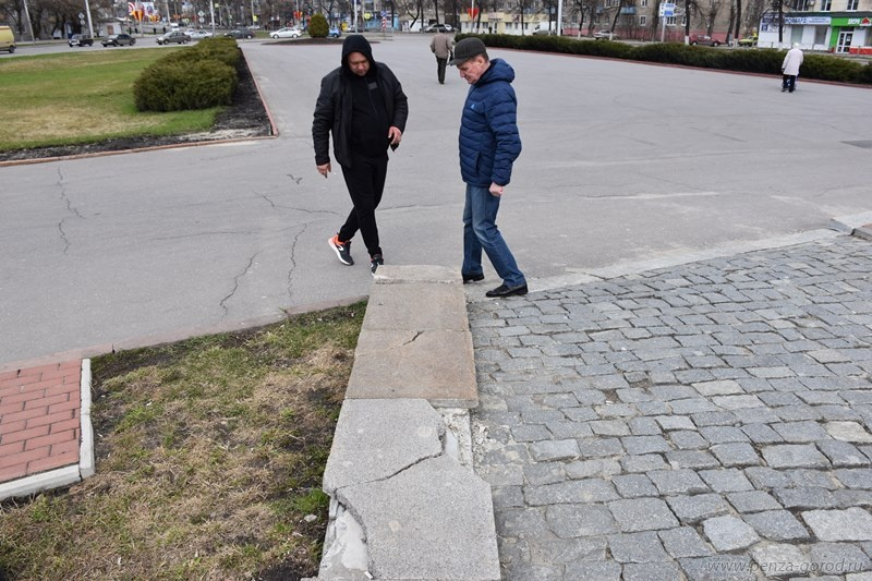 Мэр Пензы поручил заменить поврежденные гранитные плиты у памятника Победы