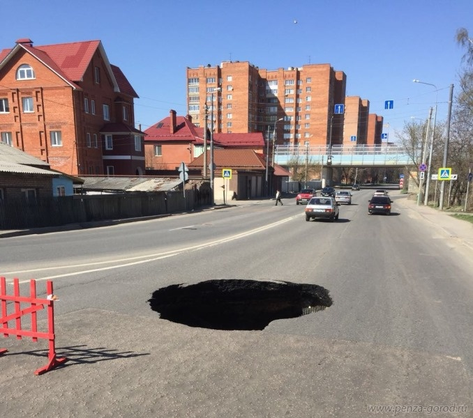 Коллектор превратил дорогу на Урицкого в пропасть (фото)