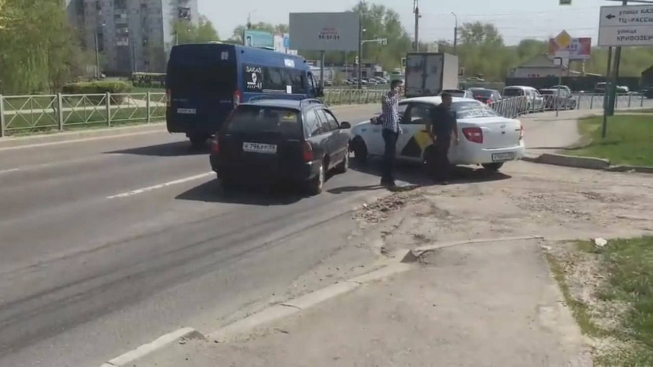 Читатель прислал видео аварии с участием такси на Окружной