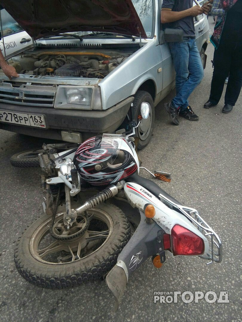 В Пензе у Детской железной дороги мотоцикл попал под колеса "Лады"