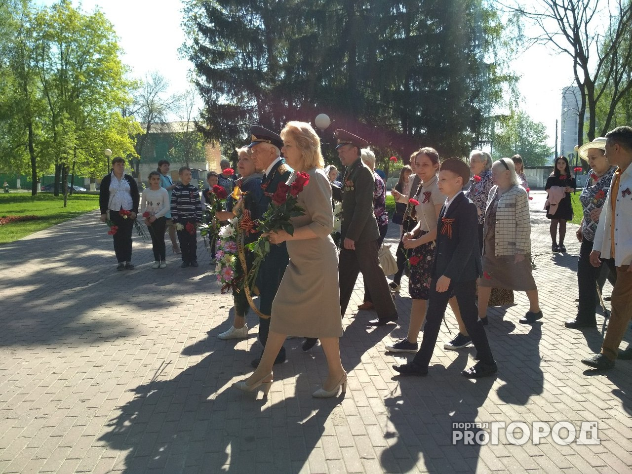 В Пензе школьники и их родители возложили цветы к памятнику "Проводы"