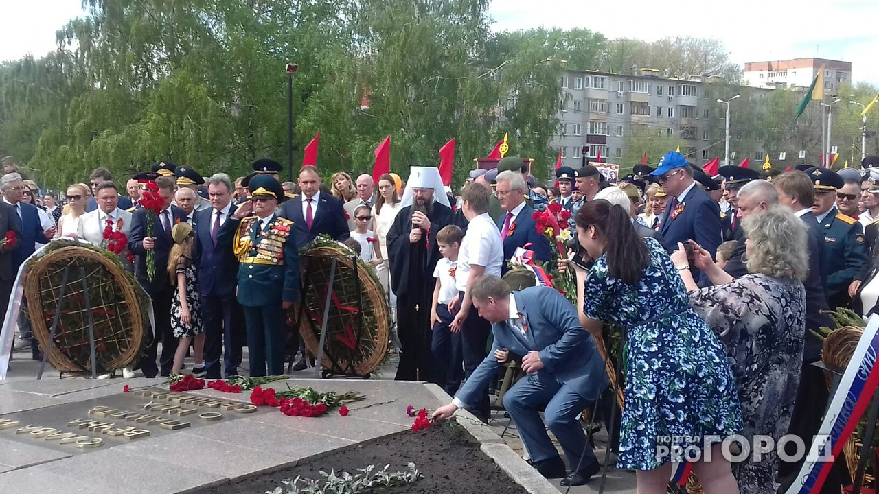 В Пензе прошла церемония возложения венков к Памятнику Победы