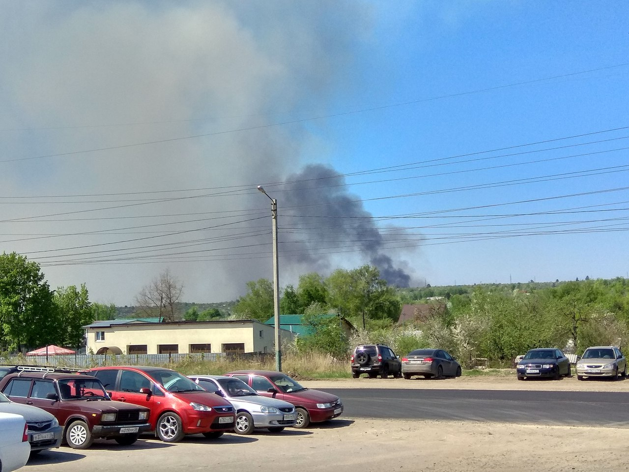 Читатели прислали фото и видео с пожара в Бессоновском районе