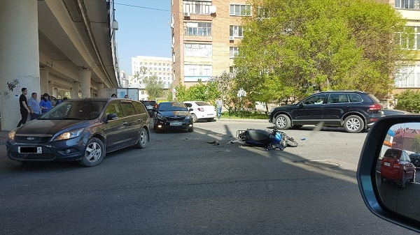 Автоледи на Toyota столкнулась с 18-летним мотоциклистом на Урицкого