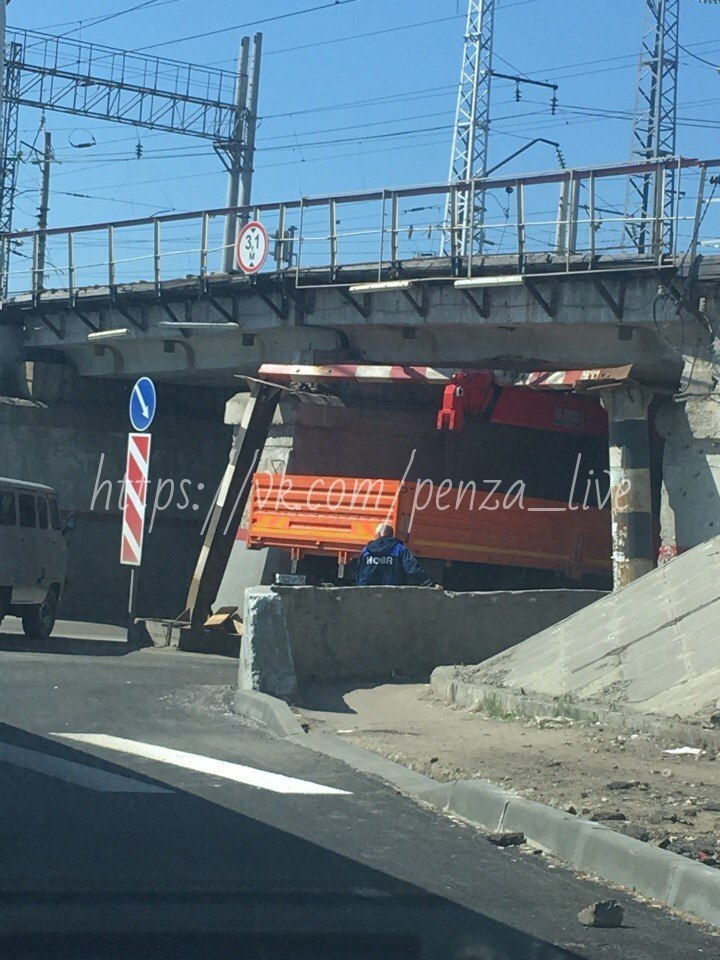 Еще один грузовик стал жертвой пензенского "Моста глупости"