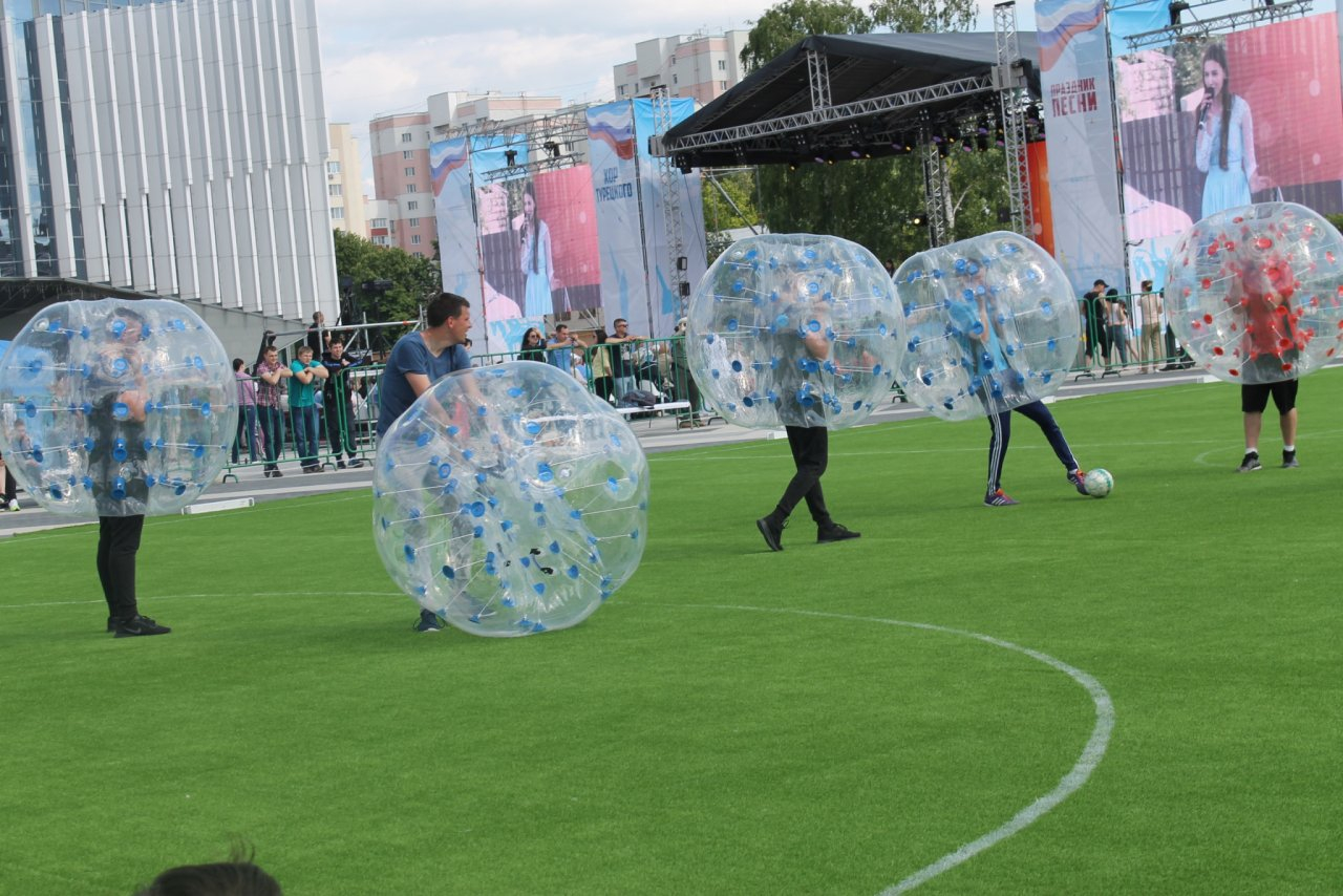 Пензенцы впервые в истории города сыграли в бампербол на Юбилейной площади