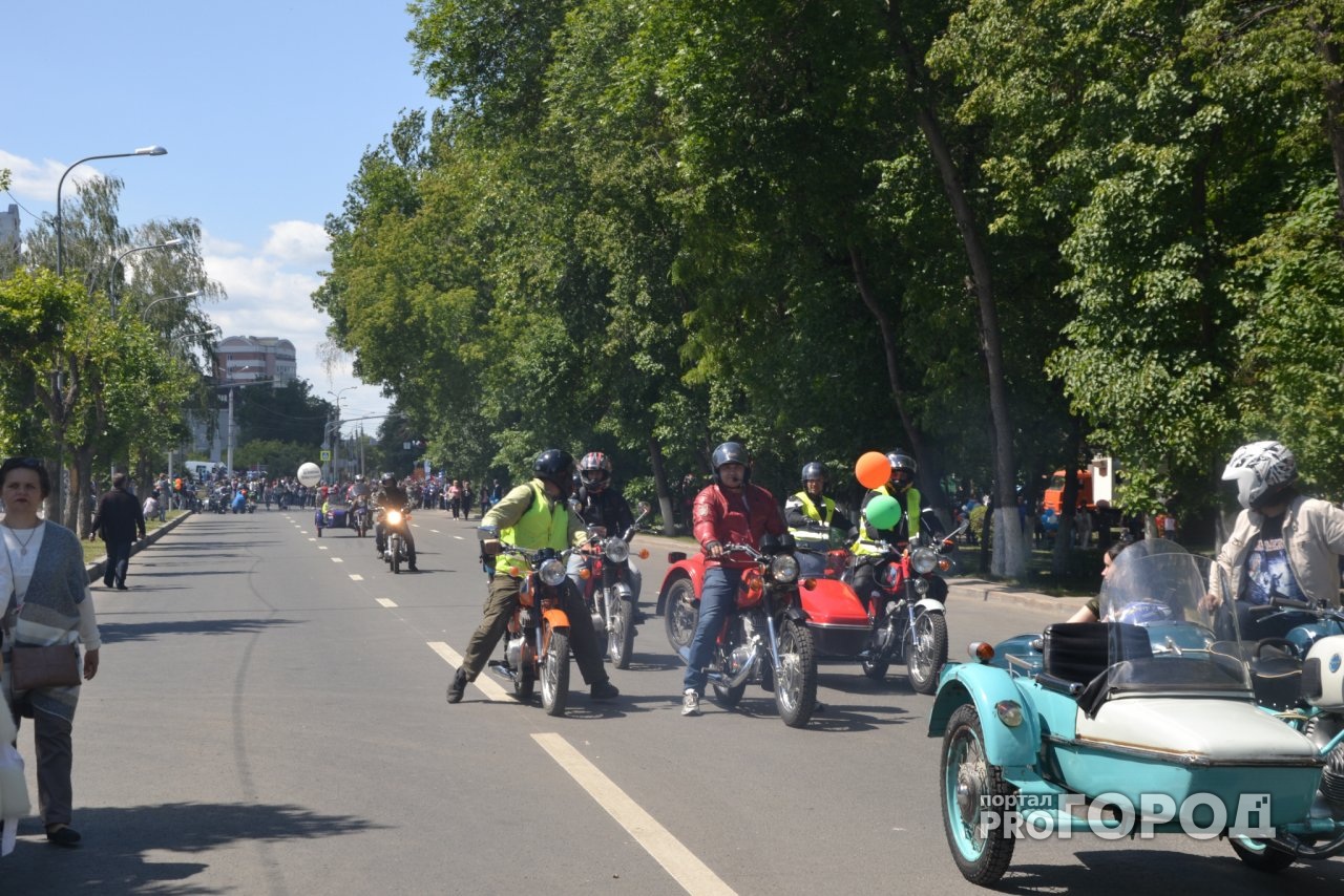 Что делали на площади Маршала Жукова мотоциклы МЧС и полиции?