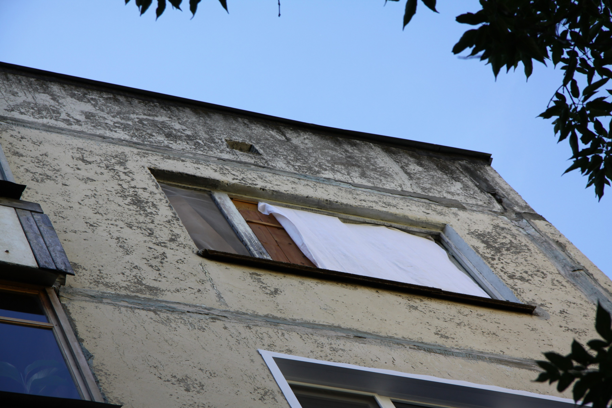 Двухлетний мальчик, сидевший на окне, выпала из окна в Заречном