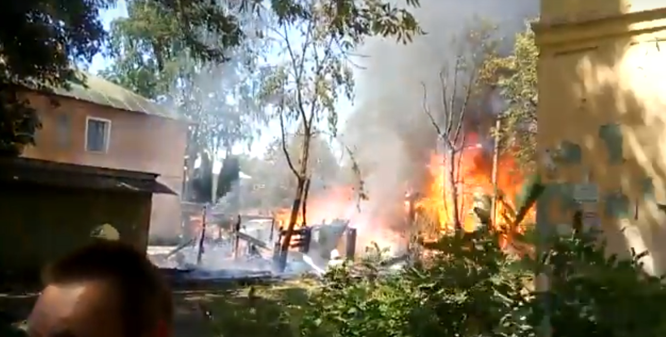 Читатель прислал видео с эвакуации жителей горящего дома в Заводском районе