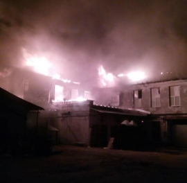Пожар на улице Молокова тушат с трех часов ночи - видео