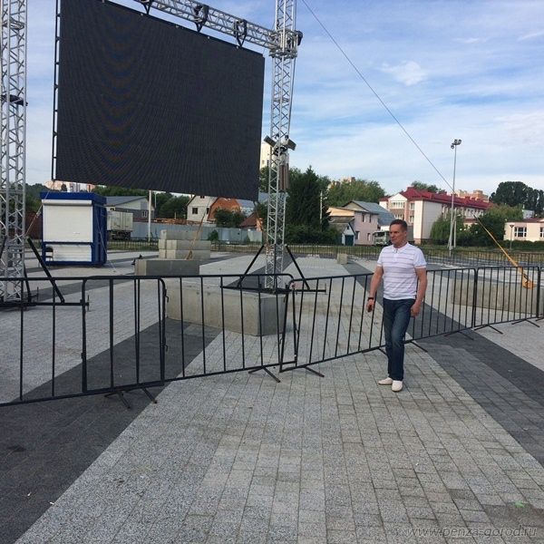 Экран на Юбилейной площади готов к трансляции матча "Россия-Хорватия"