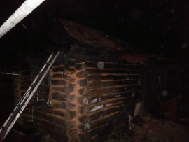 Минувшей ночью в Бессоновке полыхал деревянный дом