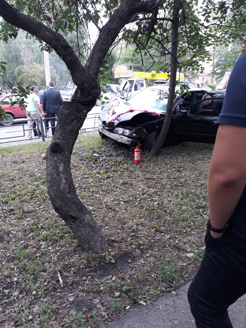 Авария в день свадьбы: ВМW из кортежа попал в ДТП на Беляева. Видео