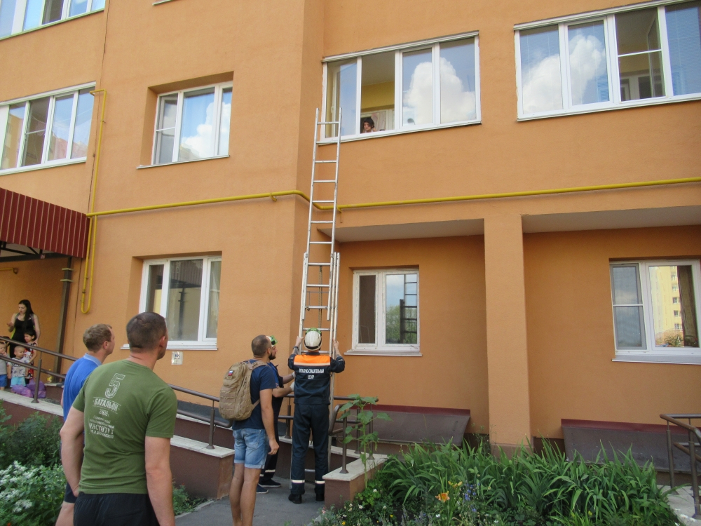 Пензенские спасатели помогли трехлетней девочке спуститься с балкона
