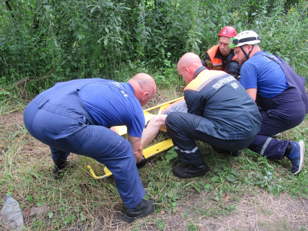 Пензенские спасатели помогли бабушке добраться из леса до «Скорой помощи»