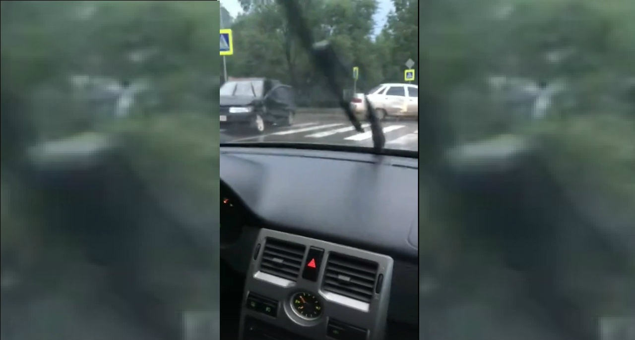 В Кузнецке на улице Фабричной в аварии смялись две легковушки