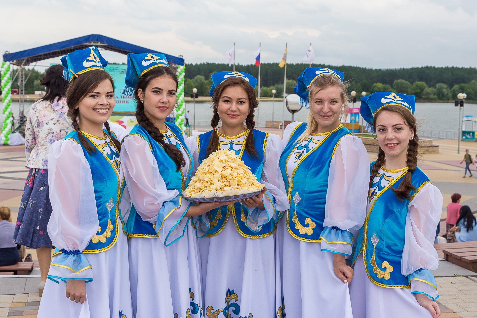 Город Спутник широко отпраздновал татарский национальный праздник Сабантуй