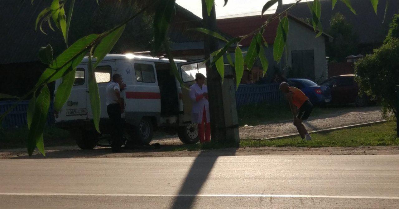 Автомобиль органов здравоохранения столкнулся с велосипедистом в Никольске