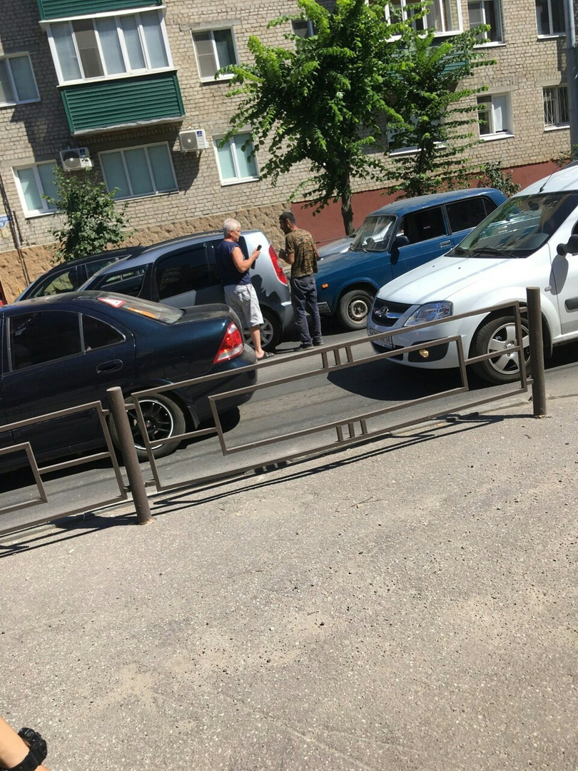 На Ставского после столкновения Skoda и "ВАЗа" образовалась пробка