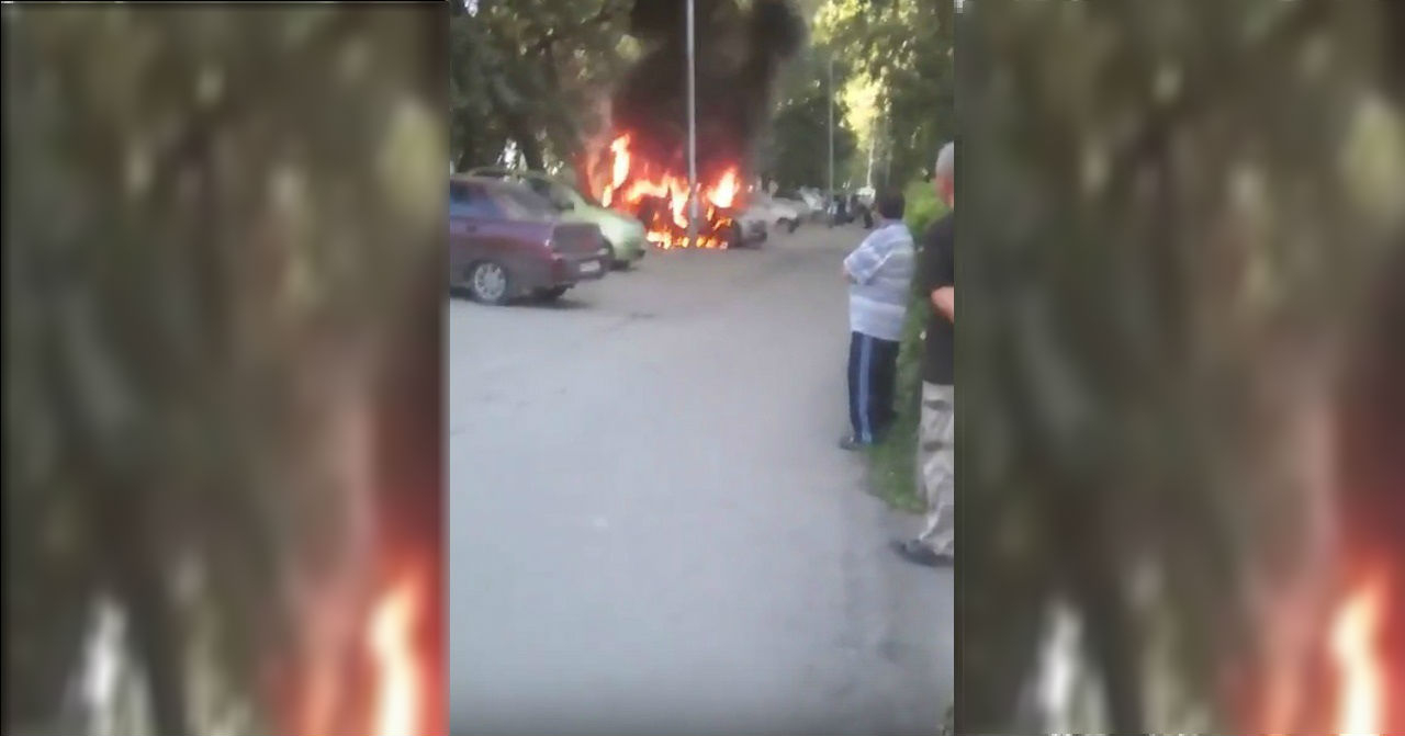 На улице Суворова сгорела легковушка: Видео читателя