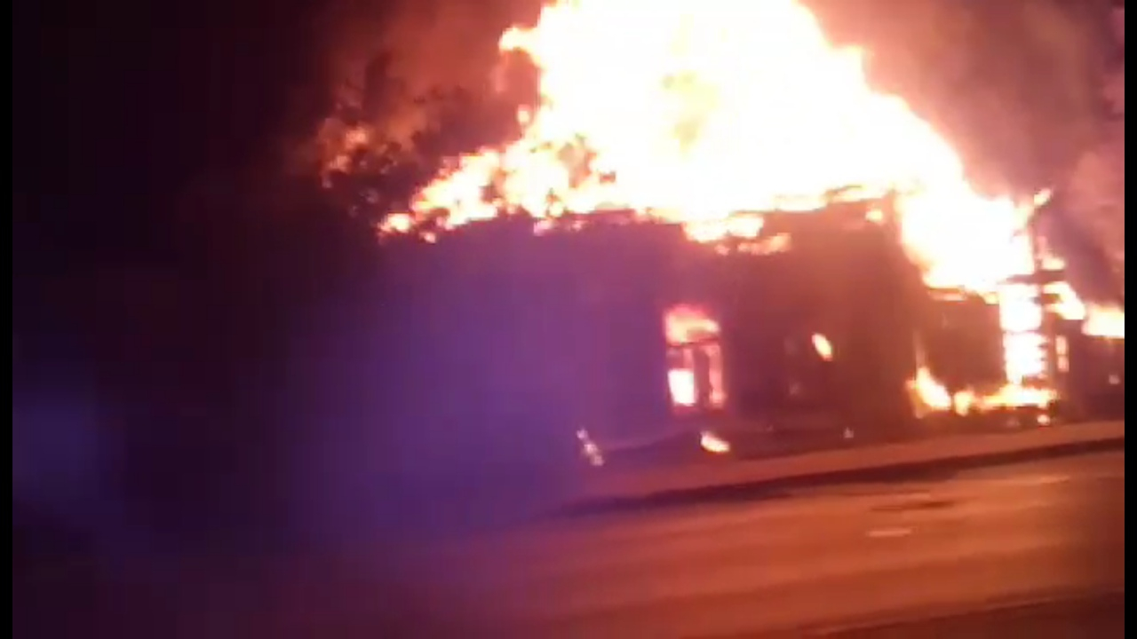 Читатель прислал видео ночного пожара на улице Урицкого
