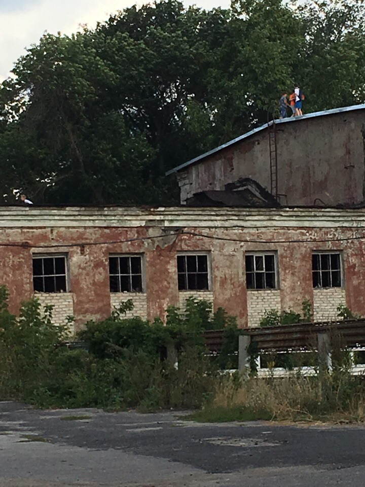 В Сердобске подростки проводят каникулы на крыше завода