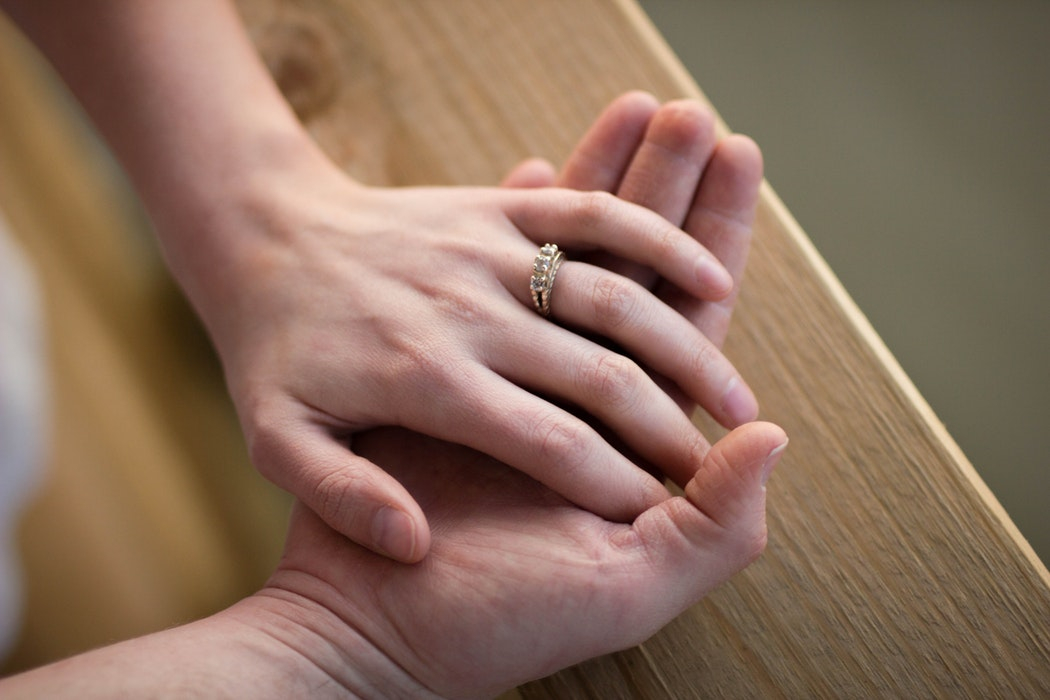 Новости России: Молодоженов хотят обязать заключать брачный контракт