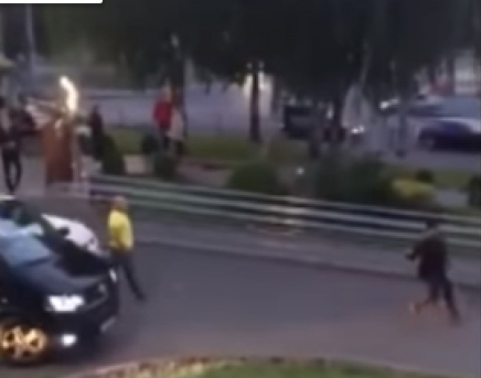 Новости России: двое парней поломали друг другу машины, из-за очереди в Макдоналдс
