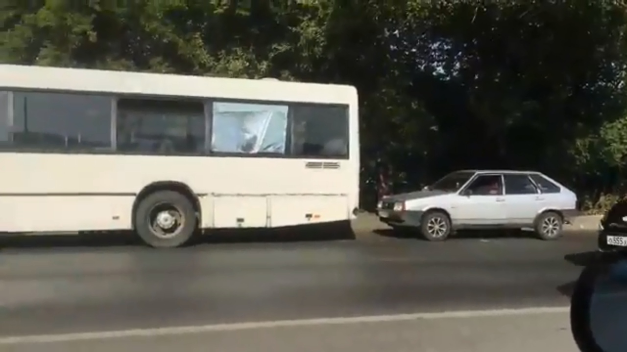 Читатель прислал видео аварии с автобусом и легковушкой на Чехова
