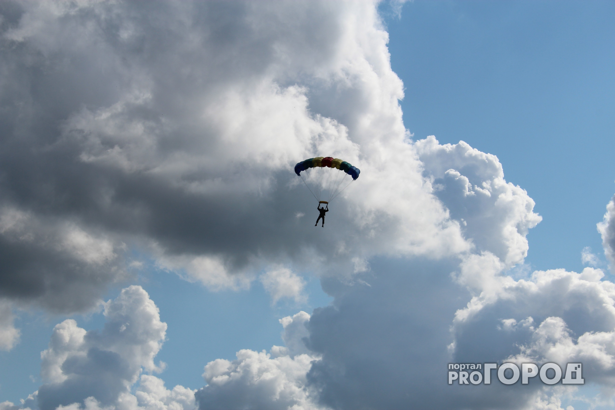В Пензе на выходных разбился парашютист, у которого отказал парашют