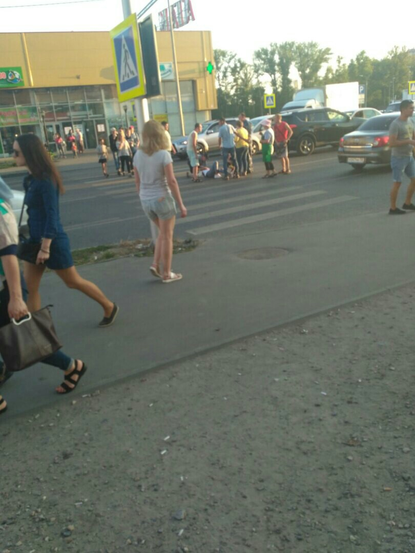 На пешеходном переходе на улице Антонова сбили женщину