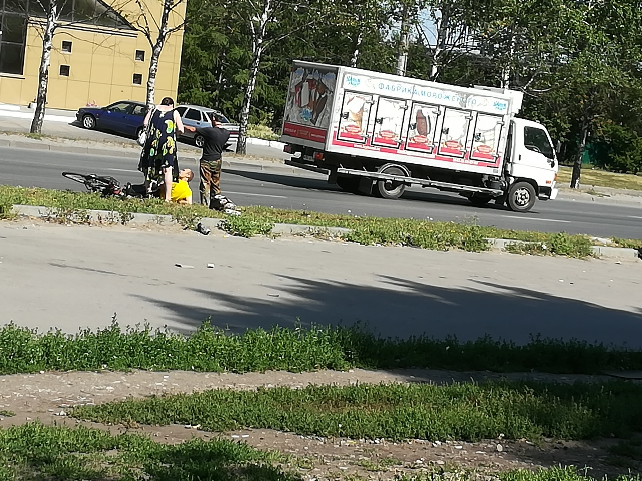 Фургон с мороженым сбил велосипедиста на проспекте Строителей