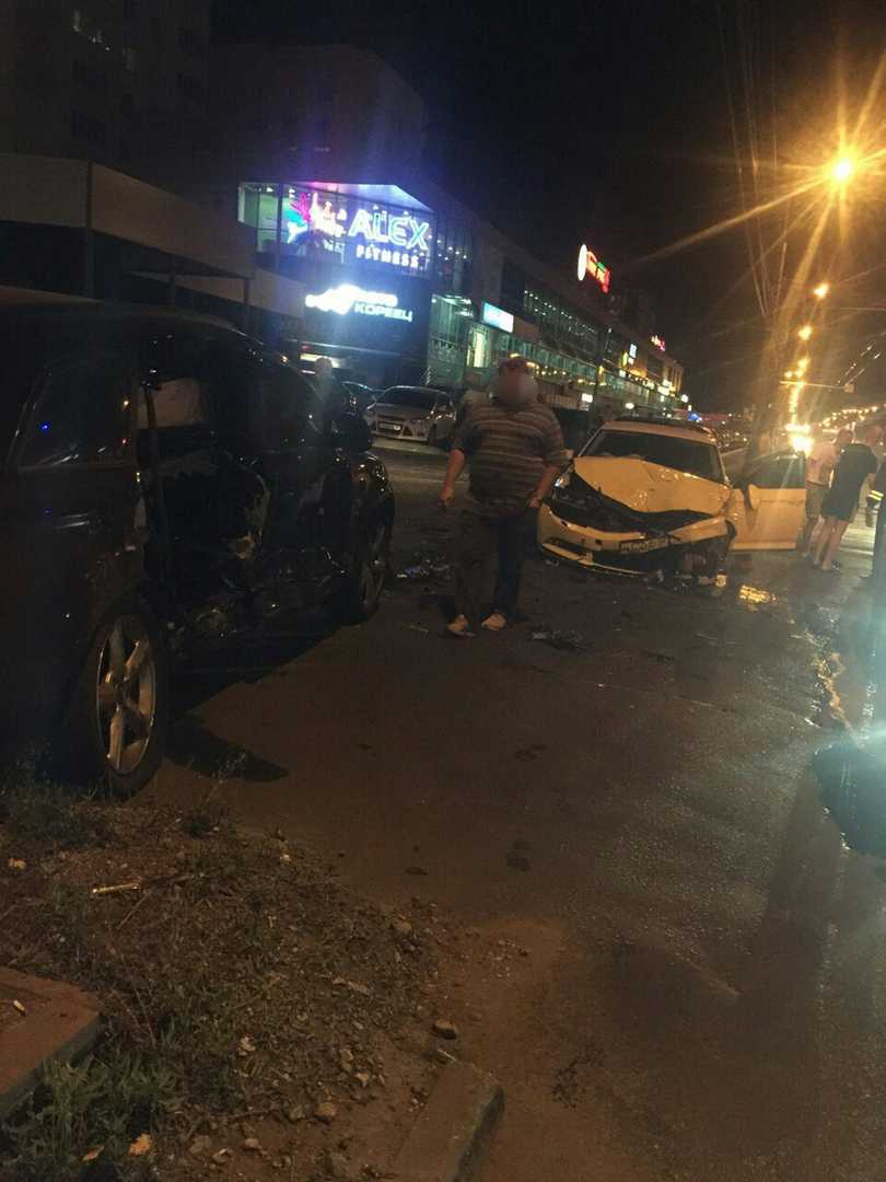 В Арбеково столкнулись Audi и Volkswagen, пострадавший в больнице