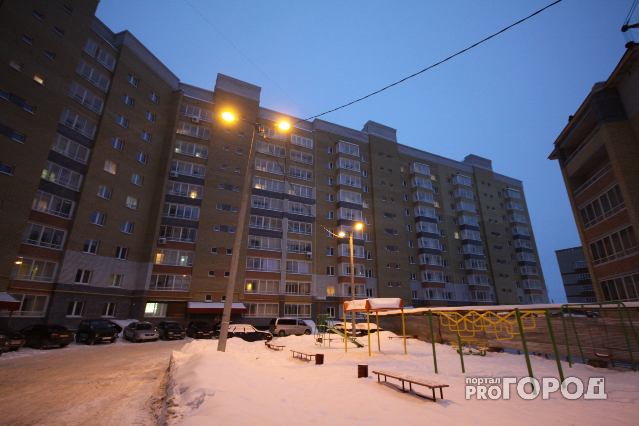 На улице Карпинского с пятого этажа выпал 16-летний подросток