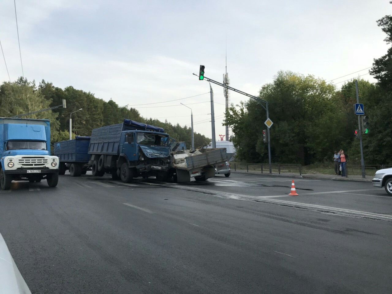 Читатель прислал фото с места ДТП с тремя грузовиками на Карпинского