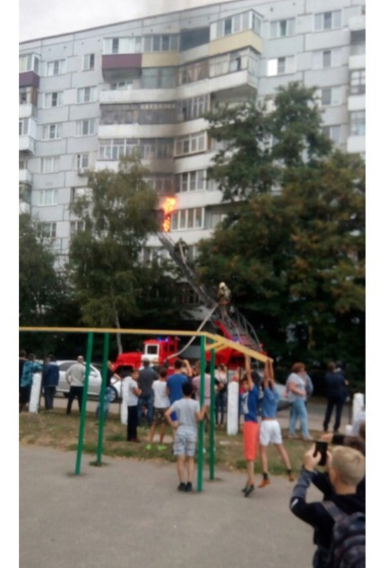 Горящий балкон на проспекте Строителей тушили восемь человек: фото